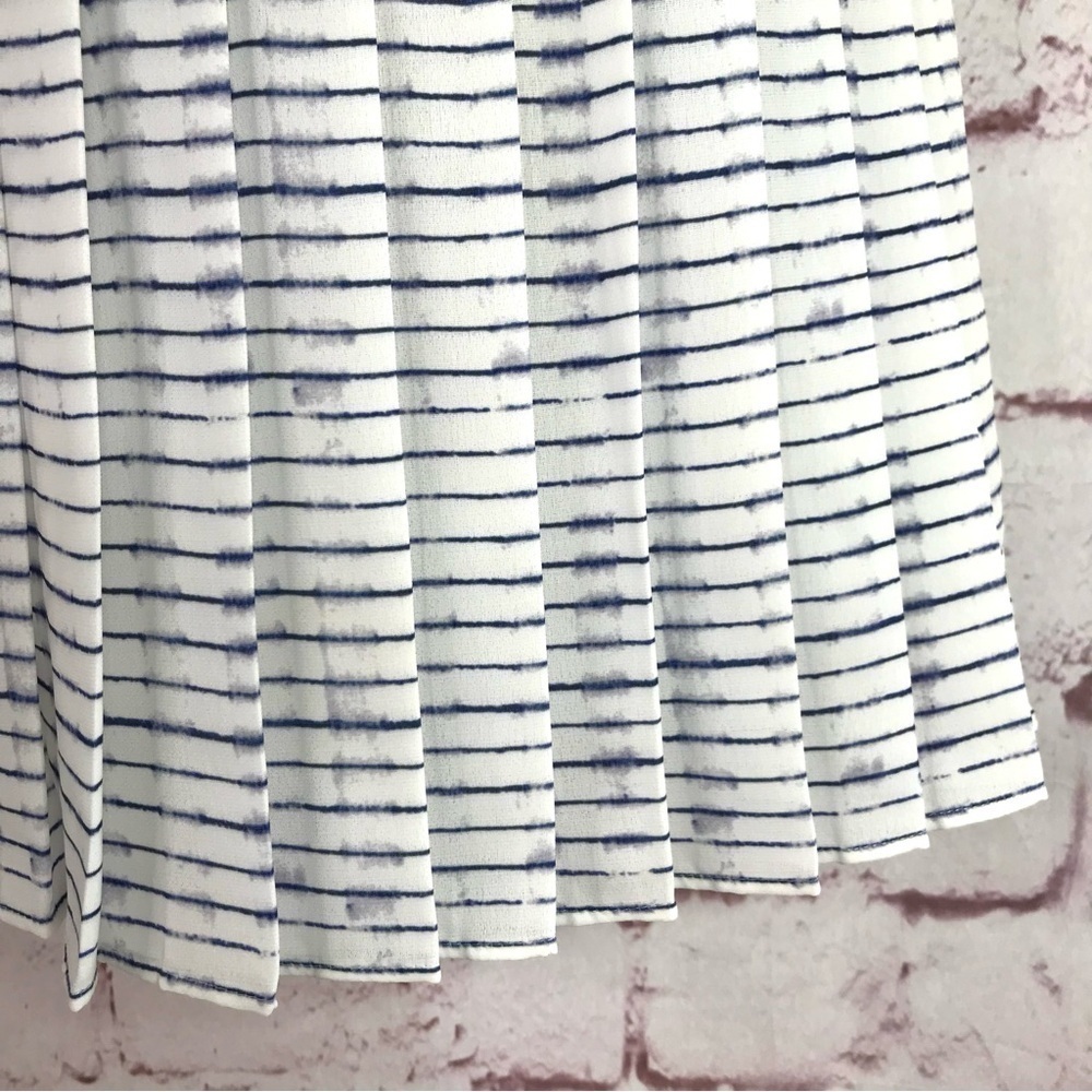 VINCE blurred lines pleated Navy on White Skirt Size 2 - Picture 3 of 15
